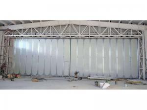 大型多扇折疊門（機庫）